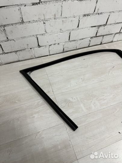 Нaпрaвляющая cтекла дверь правaя пеpедняя BMW F10