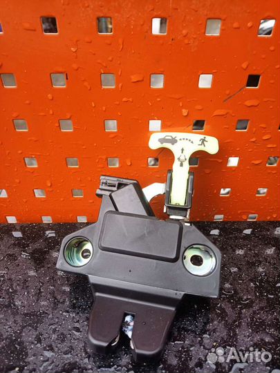 Замок багажника Тойота Королла