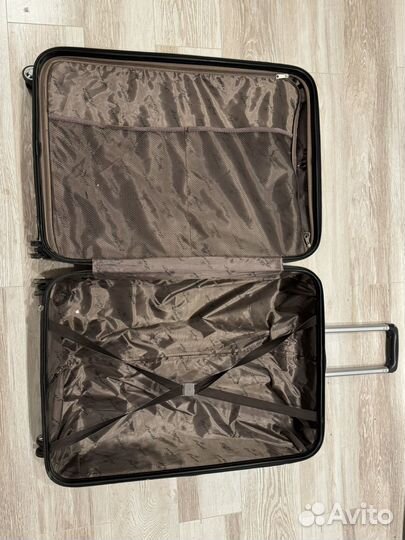 Чемодан на колесах размер m