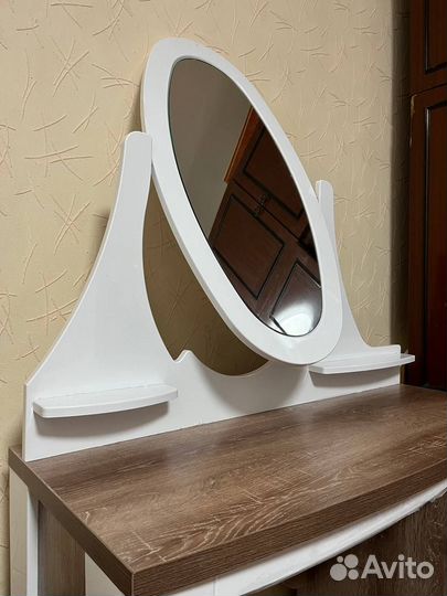 Туалетный столик с зеркалом