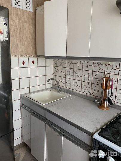 Газовая плита с духовкой, кухня, вытяжка, мойка