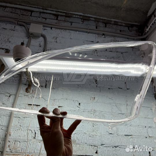 Уцененное стекло для фары Toyota Avensis T25 (2006