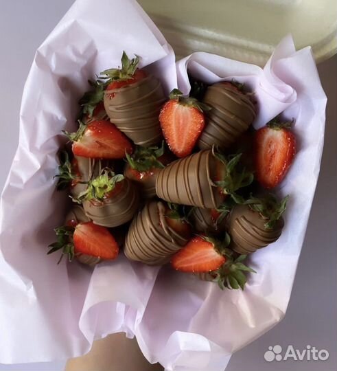 Клубника в шоколаде,голубика,малина,финики