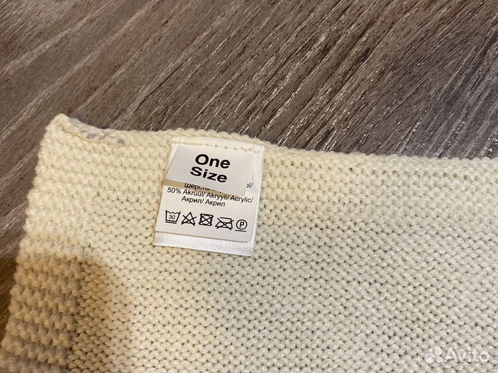 Шапки и манишка на девочку