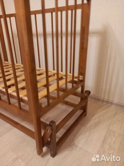 Детская кроватка с маятником