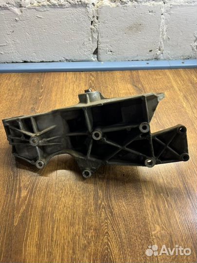 Кронштейн генератора Volkswagen Passat B5+ седан 1