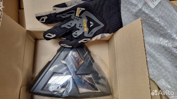 Эмблема решетки радиатора Mitsubishi Pajero Sport