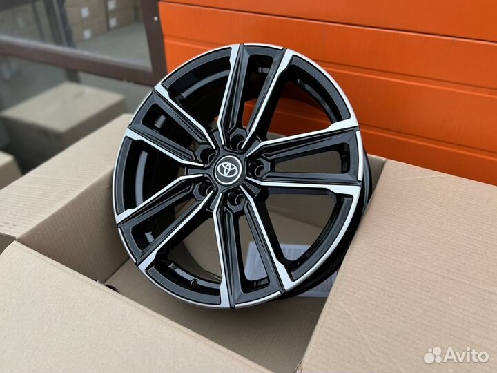Новые комплект Россия R18 на Toyota RAV 4