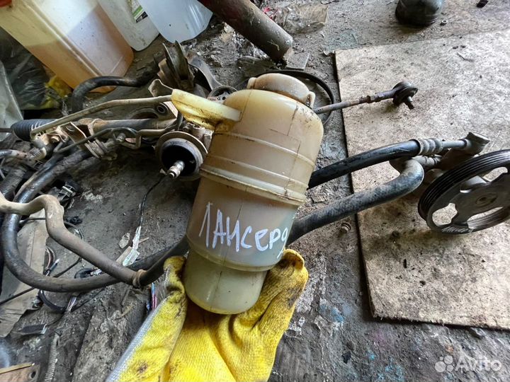 Бачок гура ланцер 9