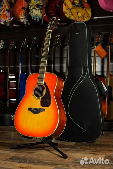 Акустическая гитара Yamaha + аксессуары