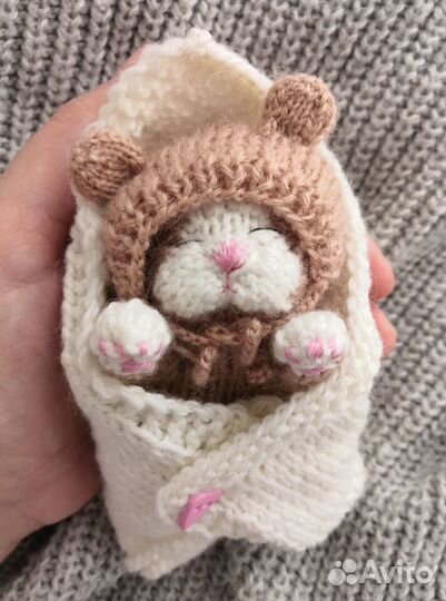 Вязаный спящий котенок на заказ ручная работа