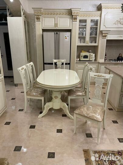 Стол и стулья