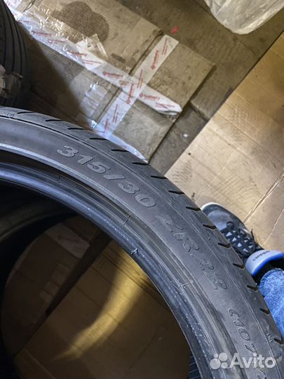 Pirelli P Zero 275/35 R22 и 315/30 R22