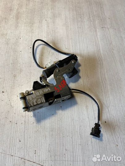 Замок двери задний левый Chevrolet Niva