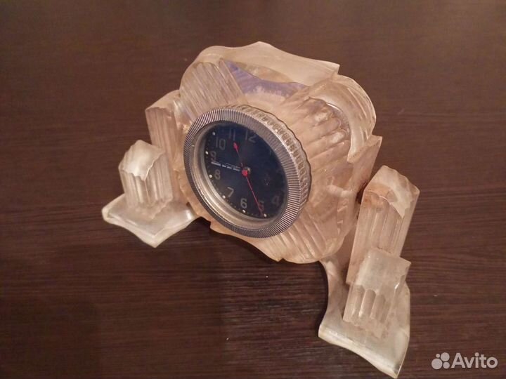 Настольные старые часы