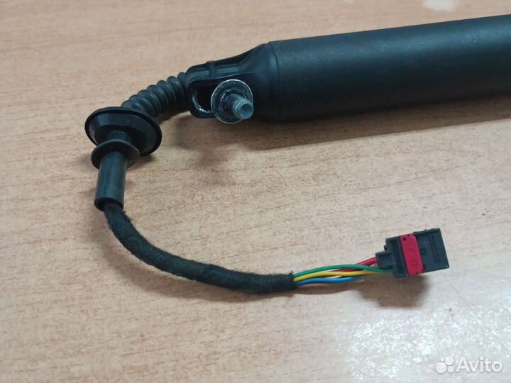 Пневмоупор крышки Киа Соренто Прайм um