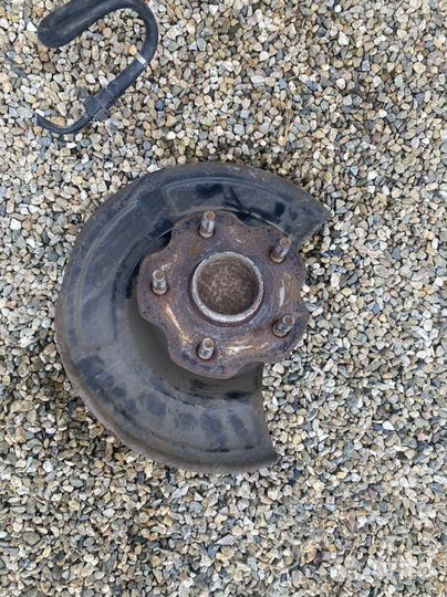 Ступица задняя левая на avensis 2011 г