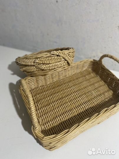 Поднос на плетеном дне