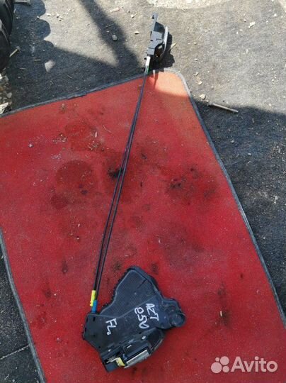 Замок двери передний левый Toyota Avensis AZT250