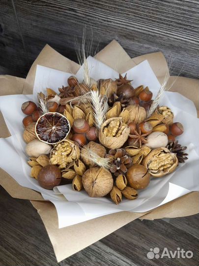 Букет из орехов