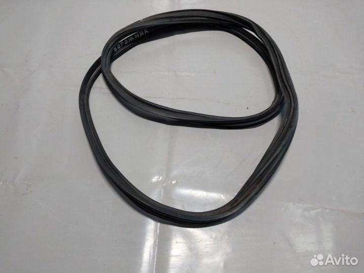 Уплотнительная резинка двери багажника задняя