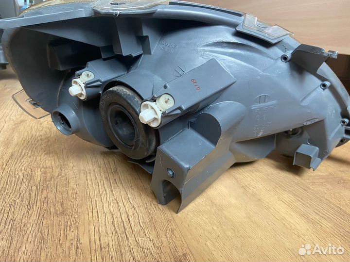 Фара оригинал передняя левая Toyota Vitz 2003-2005