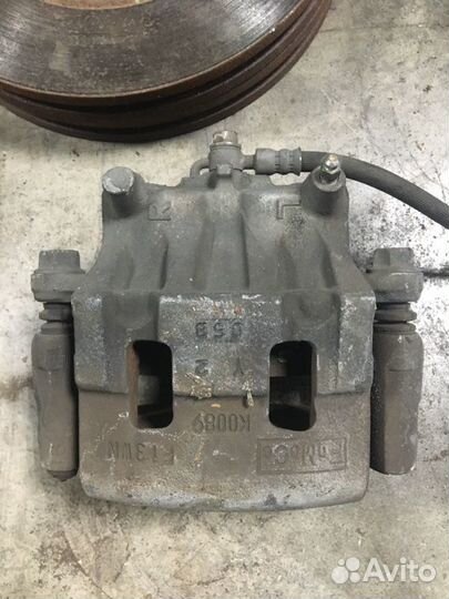 Суппорт тормозной передний левый Mazda Cx7 EH 2.5