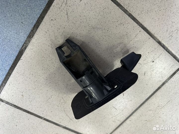 Кронштейн форсунки омывателя левый Volvo CX60