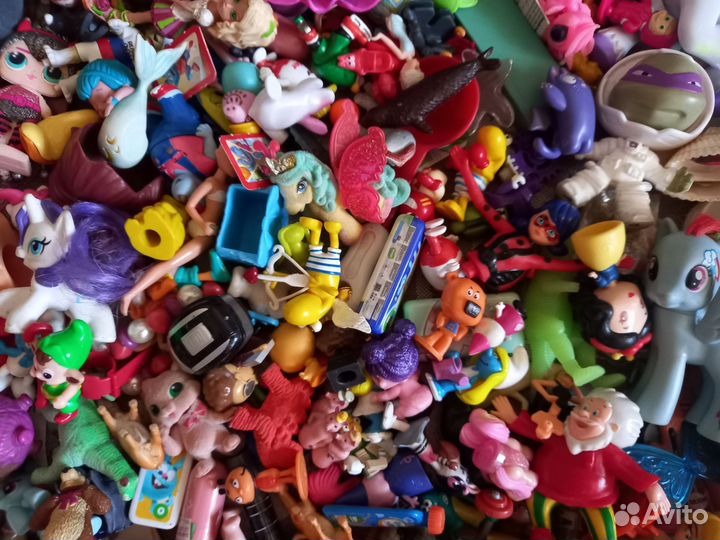 Огромная коробка киндер игрушек больше 250