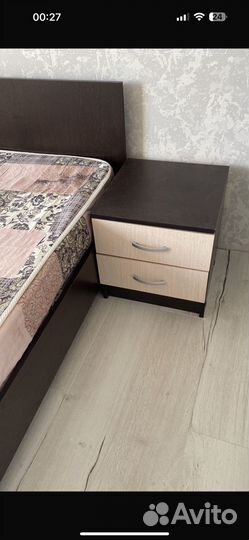 Кровать с матрасоми и тумбочки