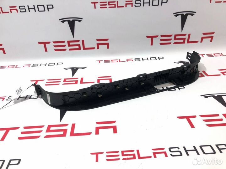 Накладка проема подъемной задней двери Tesla