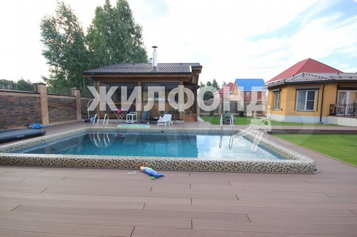 Дом 693,9 м² на участке 19,6 сот.