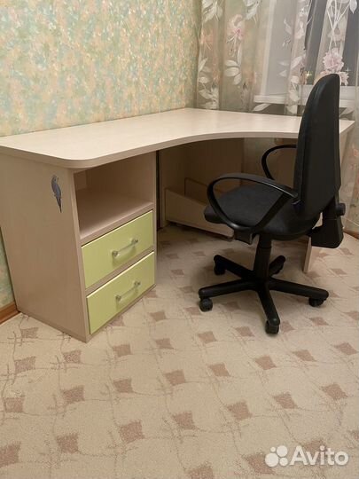 Детская кровать, вместительный шкаф, стол