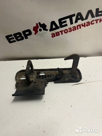 Крюк замка капота Volkswagen Passat B7 седан сaxa