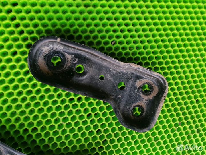 Кронштейн передней балки на VW Passat B8 2015-2019