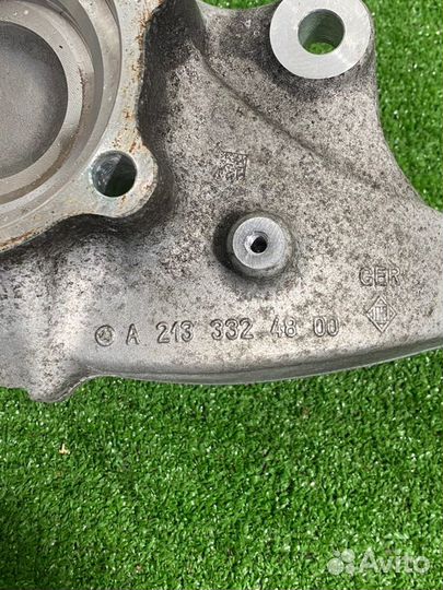 Кулак поворотный передний правый Mercedes-Benz