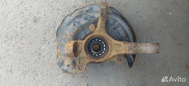 Кулак поворотный левый передний Toyota
