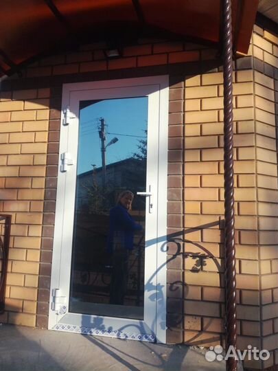 Дверь алюминиевая со стеклом