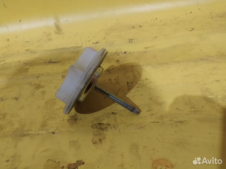 Болт крепления запасного колеса Nissan