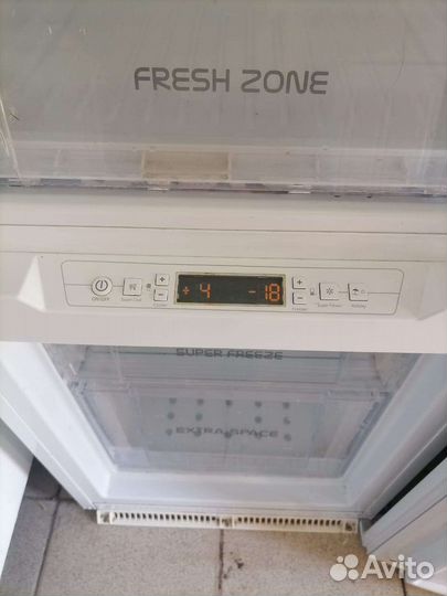 Холодильник Hotpoint Ariston (встроенный)