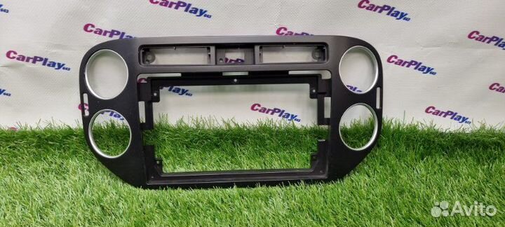 Переходная рамка магнитолы Volkswagen Tiguan 5N1