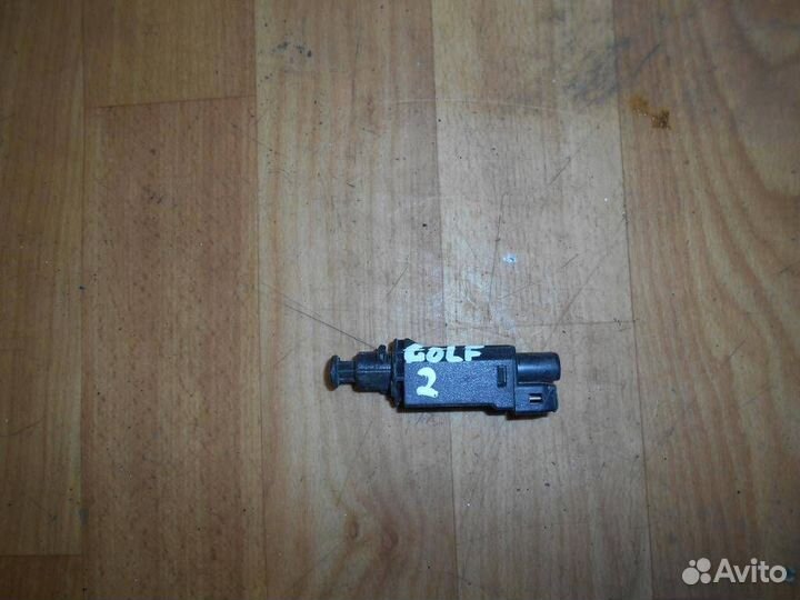 Датчик включения стоп-сигнала Volkswagen Golf II