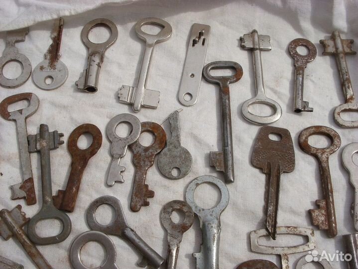Коллекция: 100 старинных ключей от замков. ретро