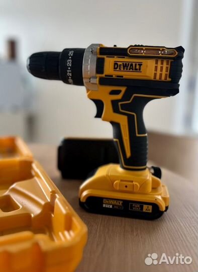 Шуруповерт с набором DeWalt 21V