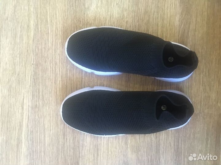 Новые Кроссовки, черные с белой подошвой, 39 р-р