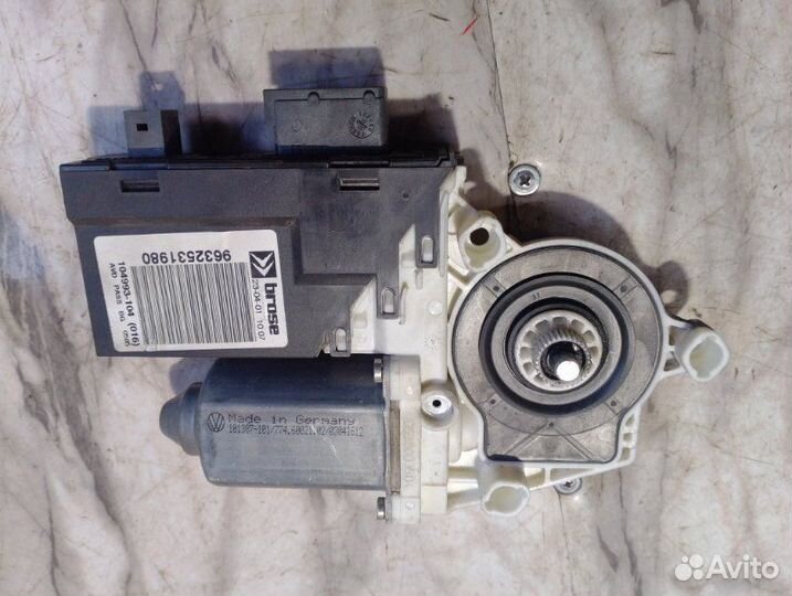 Моторчик стеклоподъемника передний правый Citroen