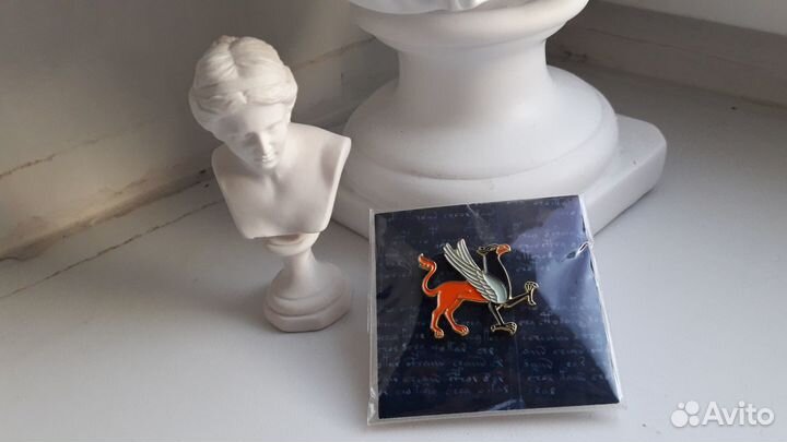 Значок Грифон, металл + эмаль