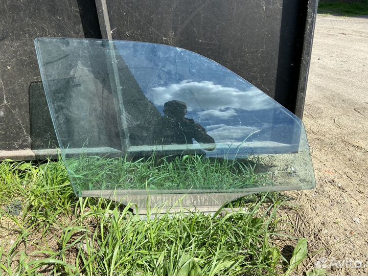 Стекло переднее правое Мерседес 210