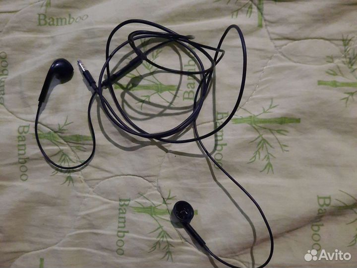 Сломанные наушники (правый работает)