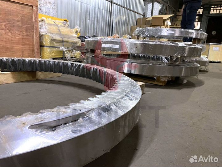 Опорно-поворотный круг PC350LC-6 207-25-61100